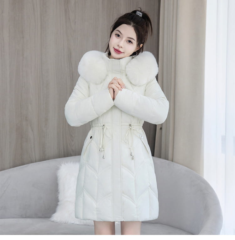 Weiße Winterjacke aus Baumwolle mit Pelzkragen und gestepptem Stoff mit einer kuscheligen, pelzgefütterten Kapuze und einem Steppdesign für kaltes Wetter.