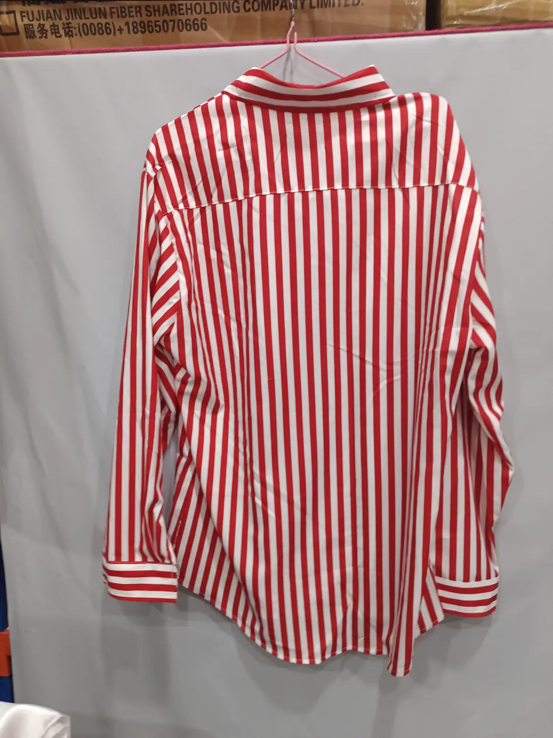 Chemise décontractée boutonnée pour homme à manches longues rayée verticalement rouge et blanc, avec col.