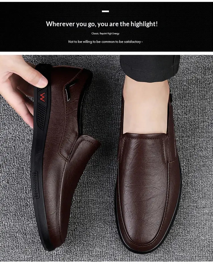 Mocassins marron pour homme à enfiler en cuir, avec une semelle en caoutchouc noir et un discret marquage de logo rouge, design de style britannique