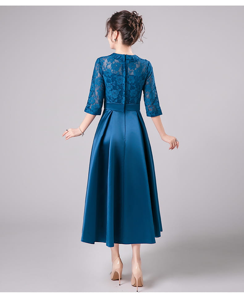 Robe midi d’anniversaire en satin à dentelle turquoise, avec des manches trois-quarts et des détails de dentelle complexes.