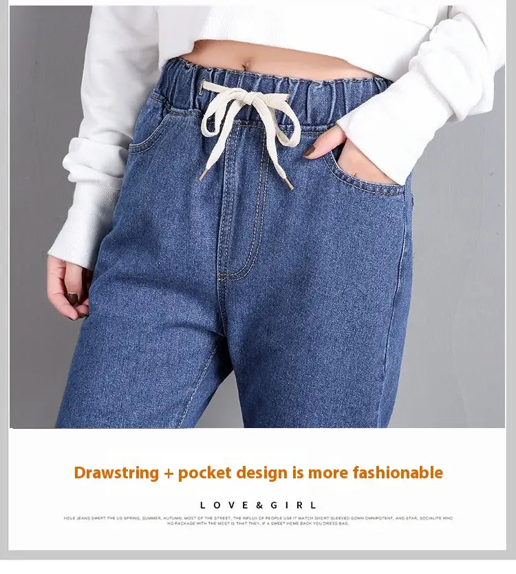 Jean droit taille haute style coréen en denim bleu avec une taille à cordon de serrage blanche.