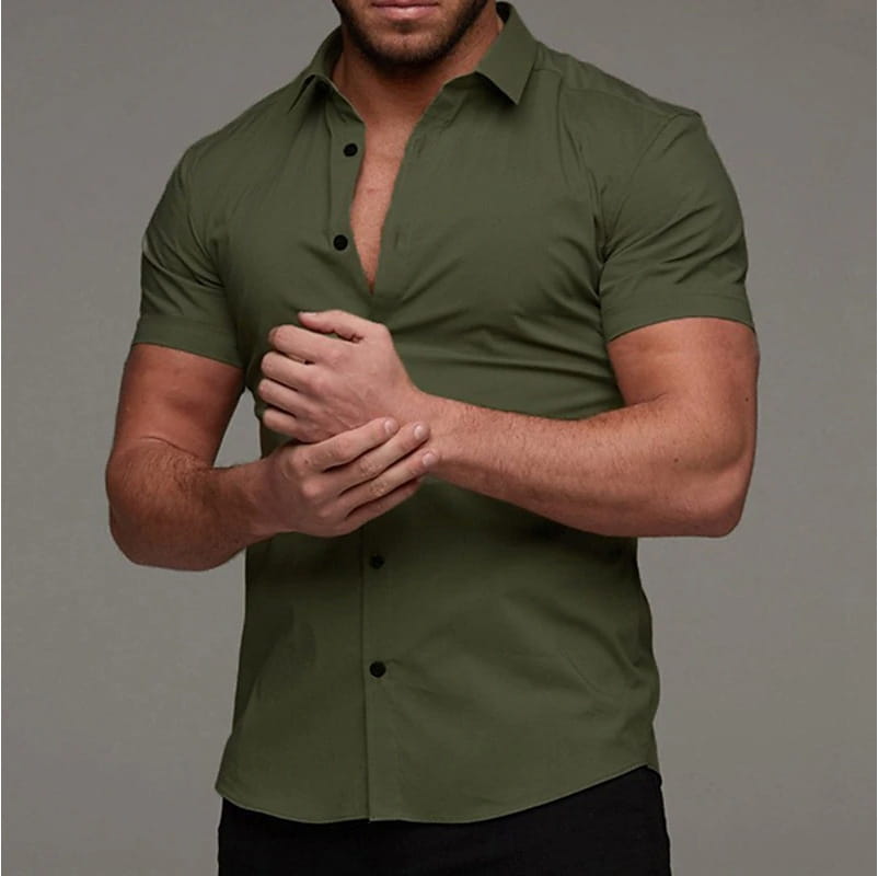 Herren-Muscle-Fit-Poloshirt in Olivgrün mit kurzen Ärmeln, klassischem Kragen und schwarzen Knöpfen.