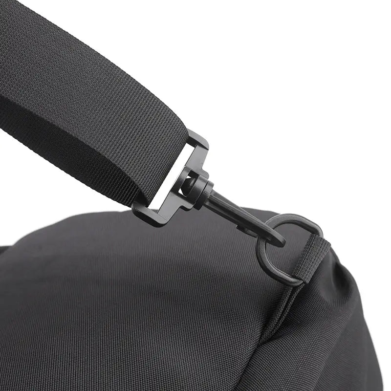 Schwarzer Nylon-Schulterriemen mit stabilem Metallschnallenverschluss und D-Ring-Befestigung an einer wasserdichten Herren-Oxford-Gewebe-Minimalist-Crossbody-Brusttasche