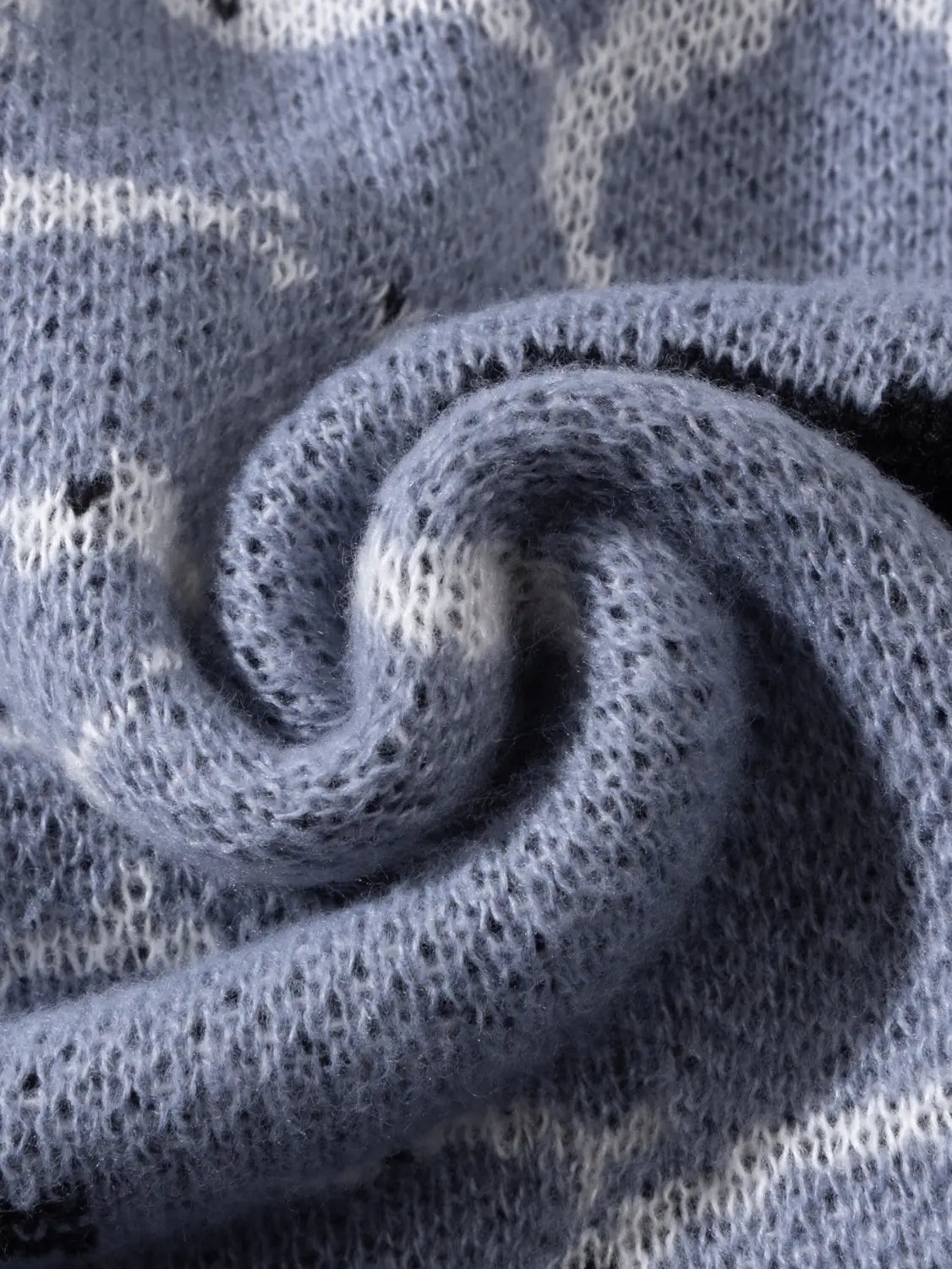 Ein weicher Strickschal in gedämpftem Blau-Grau mit dezenten weißen und dunkel gesprenkelten Mustern, passend zum Orca-Strickpullover im Casual-koreanischen Pullover-Stil