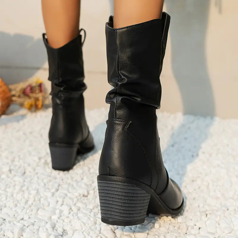 Botines negros de cuero con tacón apilado y empeine ligeramente caído, diseñados como botas de vaquero para mujer, a media pantorrilla en cuero sintético (PU).