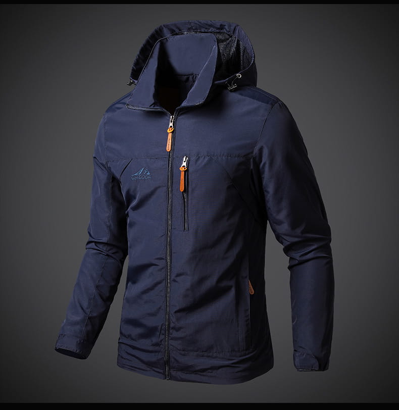 Chaqueta de senderismo con capucha impermeable color azul marino, con tiradores de cremallera naranjas y forro de malla negro en la capucha, diseñado para actividades al aire libre.