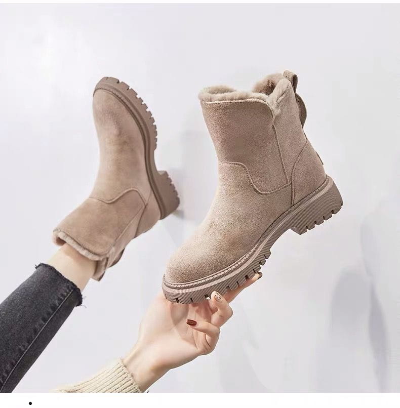 Winterstiefel für Damen in beigem Wildleder mit Shearling, mit weichem Fleecefutter und robusten Gummisohlen.