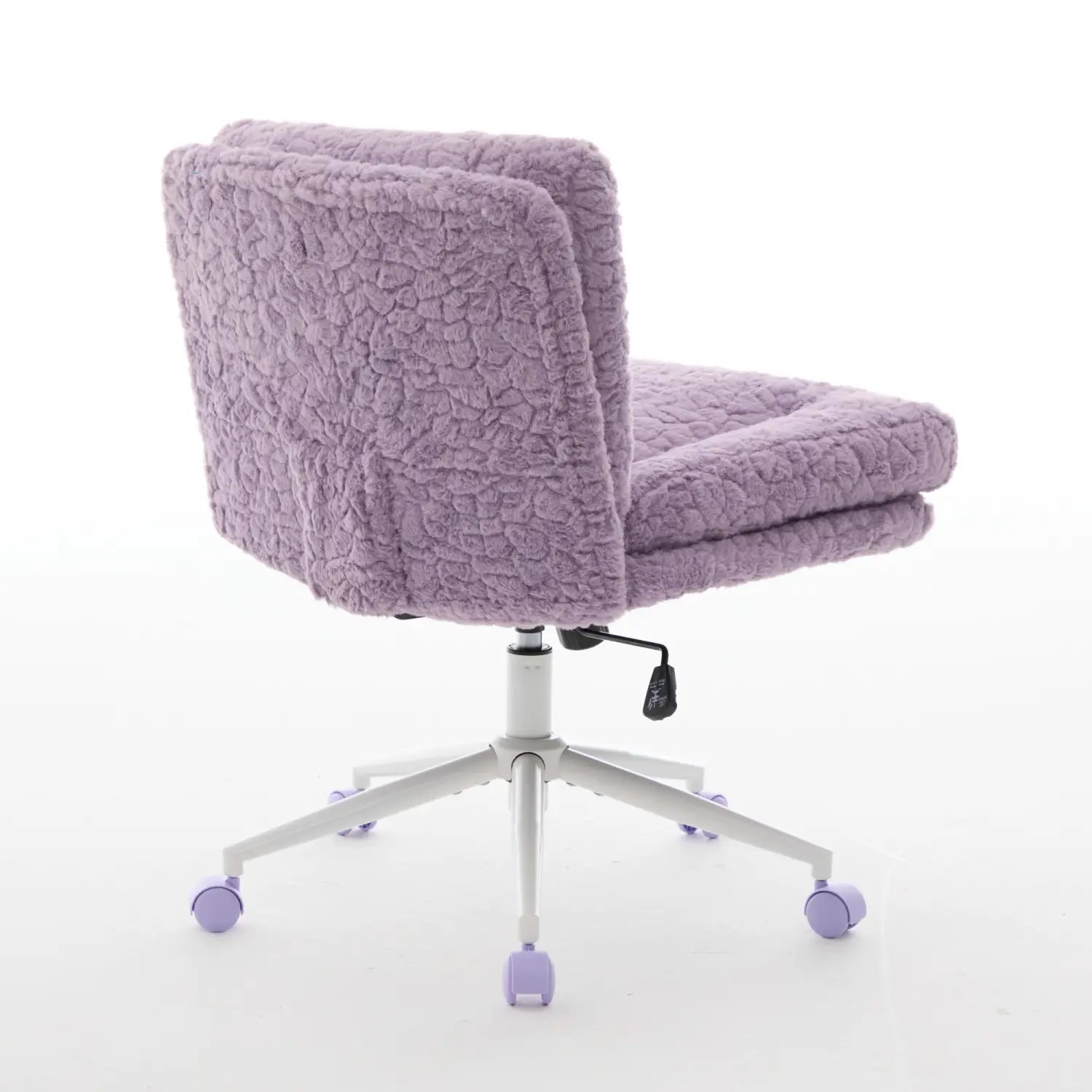 Un fauteuil de bureau rembourré de fausse fourrure violette couleur lavande, doté d’un revêtement en tissu duveteux texturé et de roulettes assorties violettes sur une base blanche à cinq branches, avec une assise de 26,4 pouces de largeur.