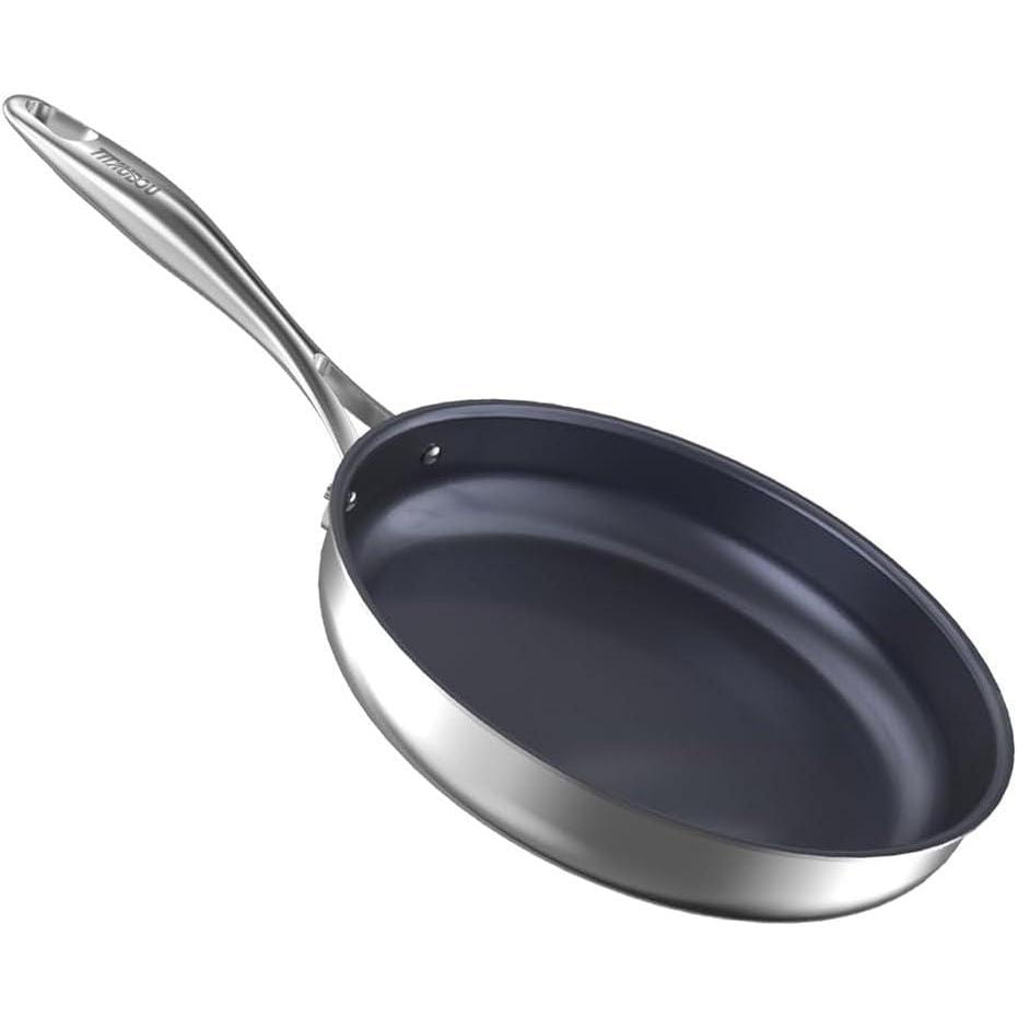 Poêle à frire antiadhésive en titane et acier inoxydable argenté de 10 pouces, intérieur noir et manche ergonomique.