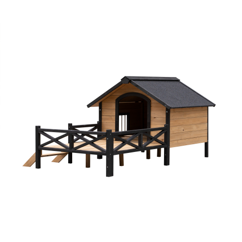 Grande niche en bois pour chien avec porche au toit noir, avec rambardes assorties et rampe pour un accès aisé.