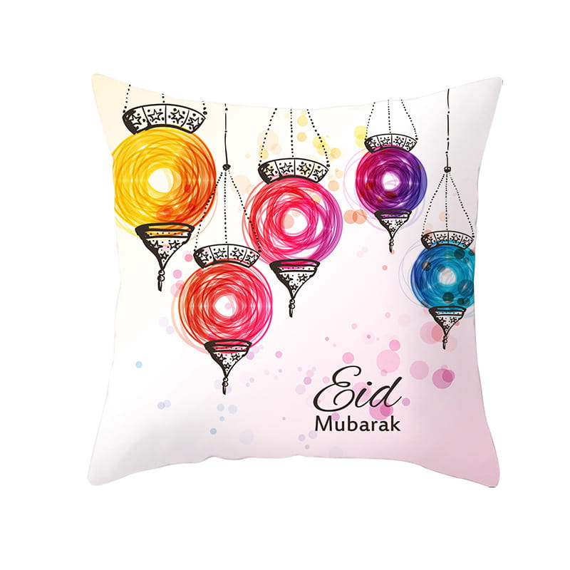 Un cojín blanco con ribete decorativo negro, con una ilustración vibrante de linternas colgantes amarillas, rosas, moradas y azules, y el texto eid mubarak, diseñado como una funda de cojín de Ramadán Kareem azul y oro para linterna Eid.