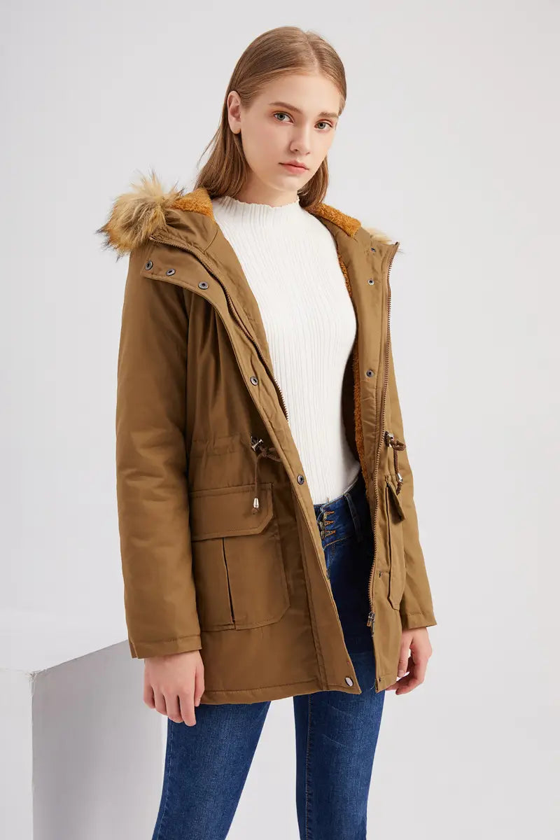 parka de invierno camel con capucha, con acolchado de algodón, bolsillos frontales y cuello forrado con piel