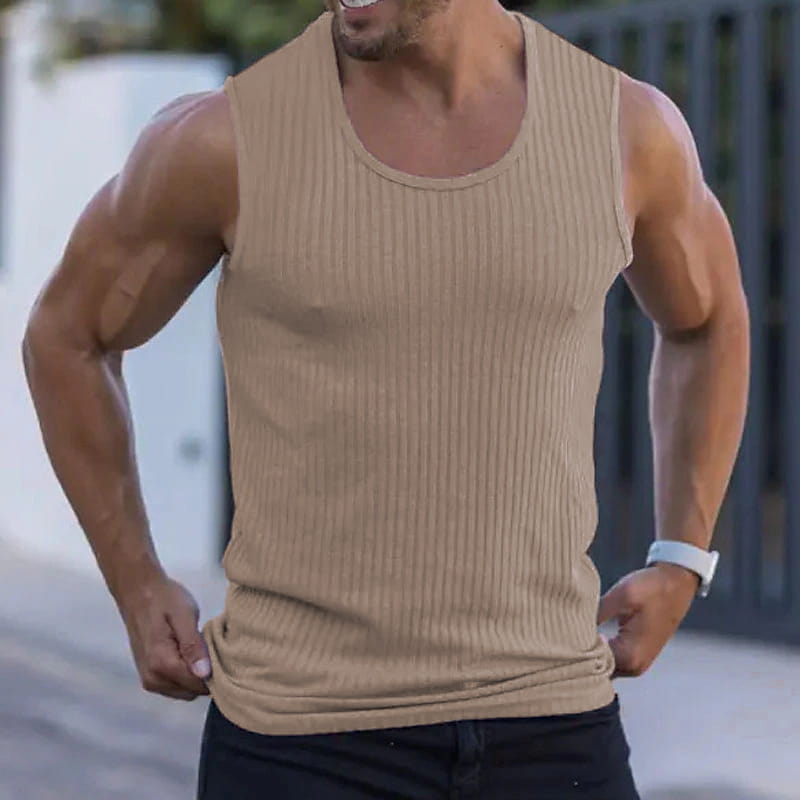 Beiges geripptes Baumwoll-Slim-Fit-Ärmelloses Strick-Tanktop für Herren, von vorne dargestellt.