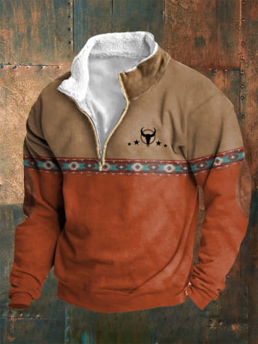 Suéter para hombre de media cremallera con cuello de borrego en lana polar camel y color óxido, con forro sherpa blanco y logo bordado de cabeza de toro negro sobre estrellas en el pecho.