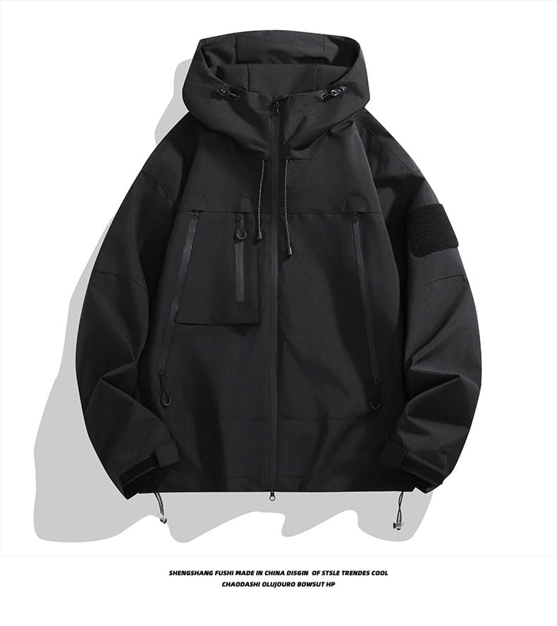 黒のメンズ用タクティカルフード付き春ジャケット(ジッパー付きポケットおよび袖の補強パッチ付き)。
