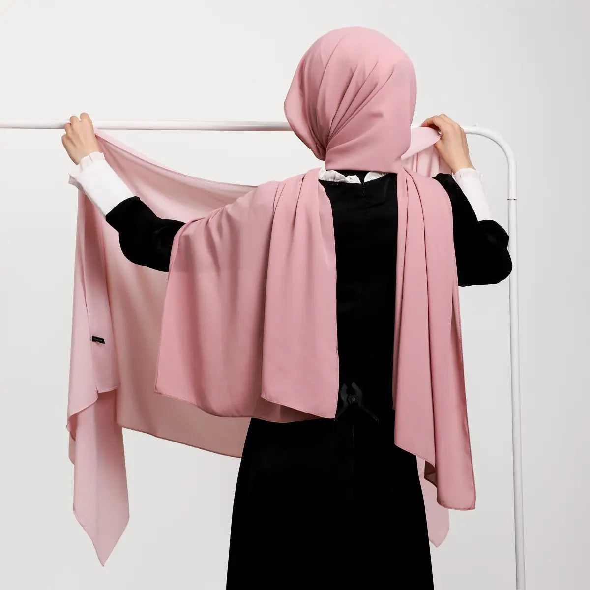 Un hijab léger rose pâle doux, au fini lisse semblable à du satin, de la collection hijab magnétique en mousseline de couleur unie kaki.