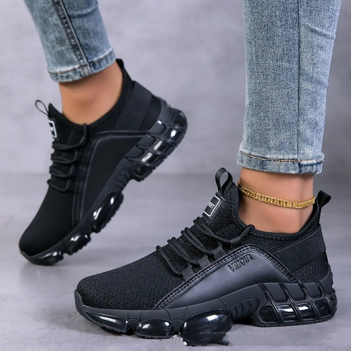 Schwarze klobige Mesh-Laufsneaker mit leichtem, atmungsaktivem Mesh-Obermaterial; Gummisohle mit transparenten Air-Cushioning-Pods und auf der Seite eingeprägtem Markennamen v301r.