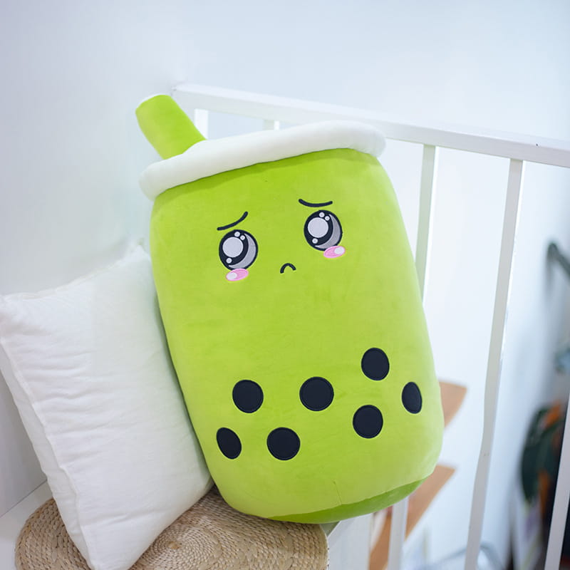 coussin moelleux vert citron en forme de thé aux perles boba kawaii, accessoire en lait de thé aux fruits, avec des perles de tapioca noires, un bord en mousse blanche et une paille assortie.