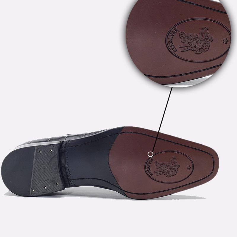 Men’s premium cowhide leather pointed toe low top shoes in burgundy crocodile-embossed with silver monk strap buckle.