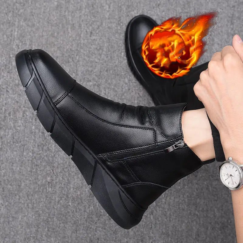 Schwarze Leder-Stiefeletten mit hohem Schaft und auffälliger Sohle mit robustem Profil, mit Reißverschluss als Verschluss für bequemes An- und Ausziehen