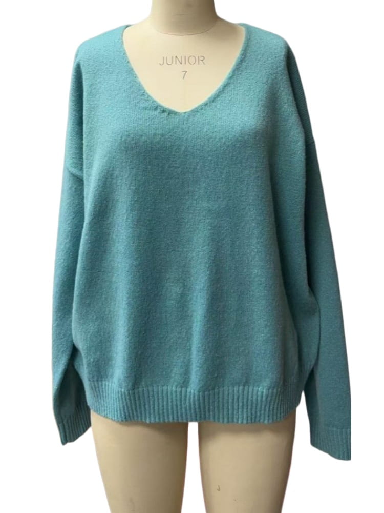 Weicher Strickpullover mit V-Ausschnitt und überschnittener Schulterpartie in Petrolblau, mit lockerer Passform und gerippten Bündchen.