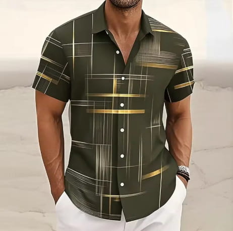 Ein Herren-Geometric-Shortsleeve-Hemd mit Knopfleiste in Dunkelgrün mit einem geometrischen Muster aus gold- und weißen Linien.