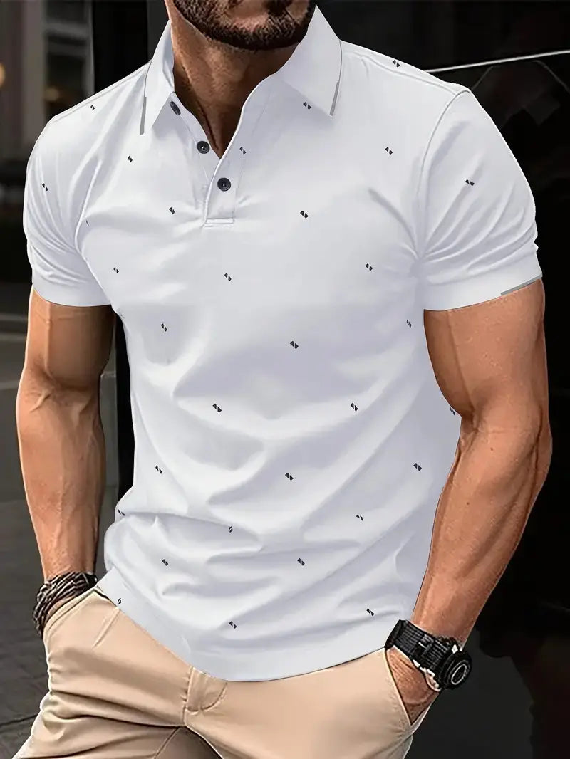 Kontrastiertes Herren-Poloshirt weiß mit kurzen Ärmeln, mit dezentem schwarzem geometrischem Muster und dunkelblauen Knöpfen.
