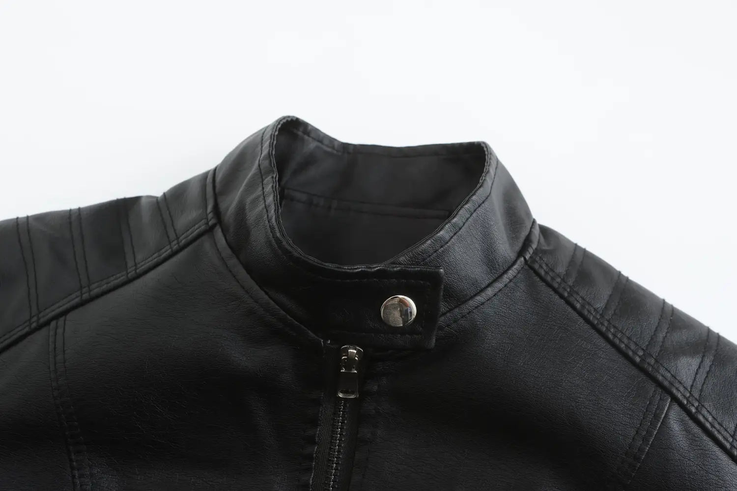 Veste motard en faux cuir noire avec col montant et fermeture éclair argentée, conçue pour le port motocycliste.