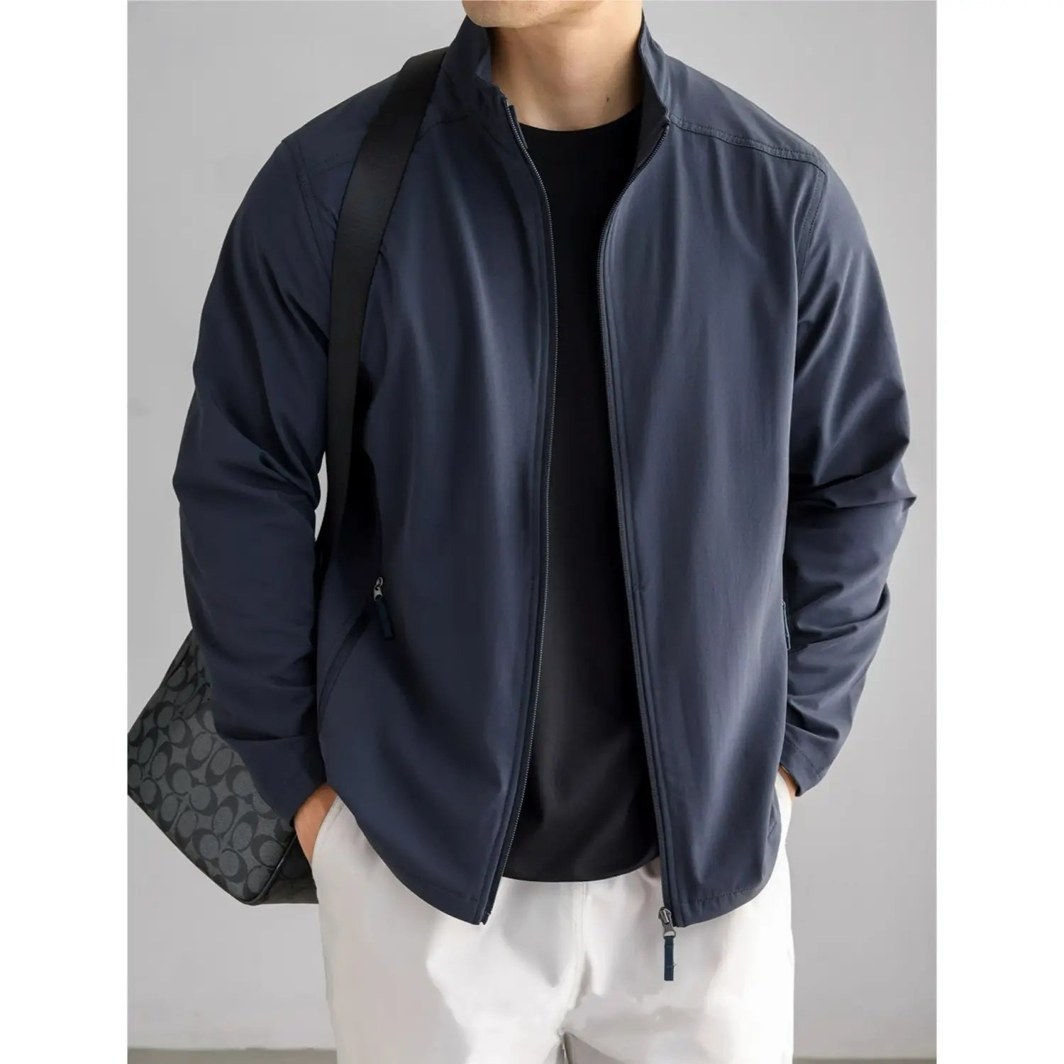 Veste bomber légère bleu marine pour homme, avec un design moderne épuré et des détails de surpiqûres subtils pour un usage décontracté pour l’extérieur et le trajet quotidien.
