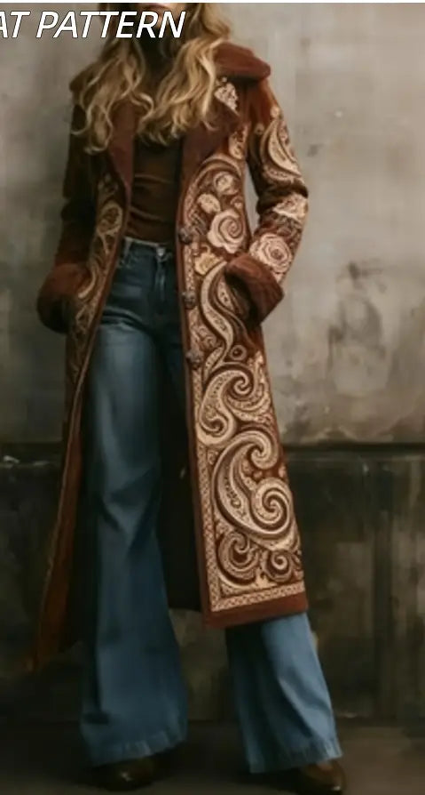 Damen-Langmantel aus Wolle in Braun mit aufwendiger beiger Paisley-Stickerei entlang der Vorderseite und der Ärmel, mit Shearling-Kragen.