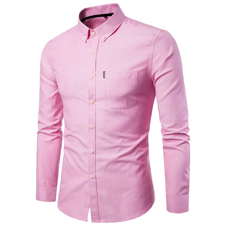 Chemise habillée homme à coupe slim, manches longues, en tissu rose élégant, col classique et poche poitrine discrète.