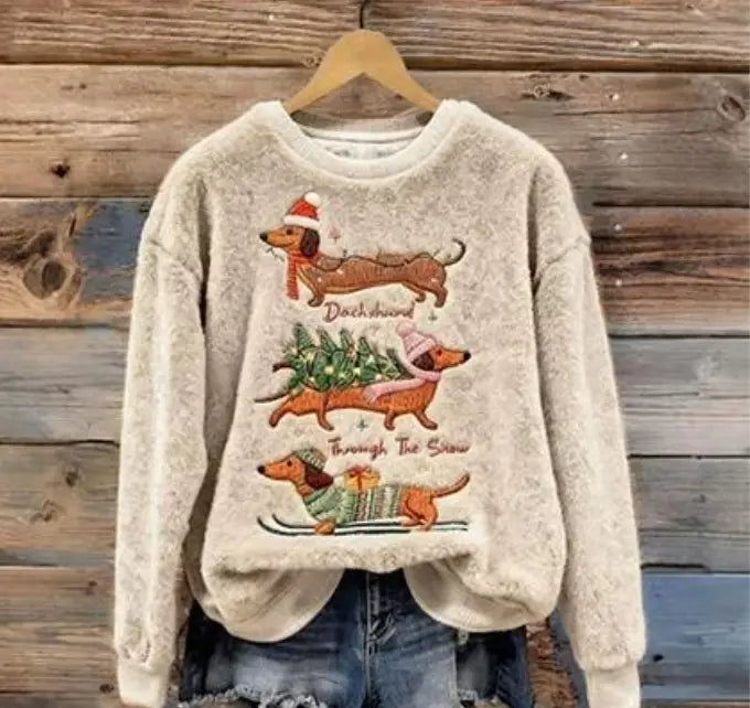 Beiger flauschiger Crewneck-Pullover mit bestickten Dackeln in festlichen Urlaubsszenen für Weihnachtskleidung.