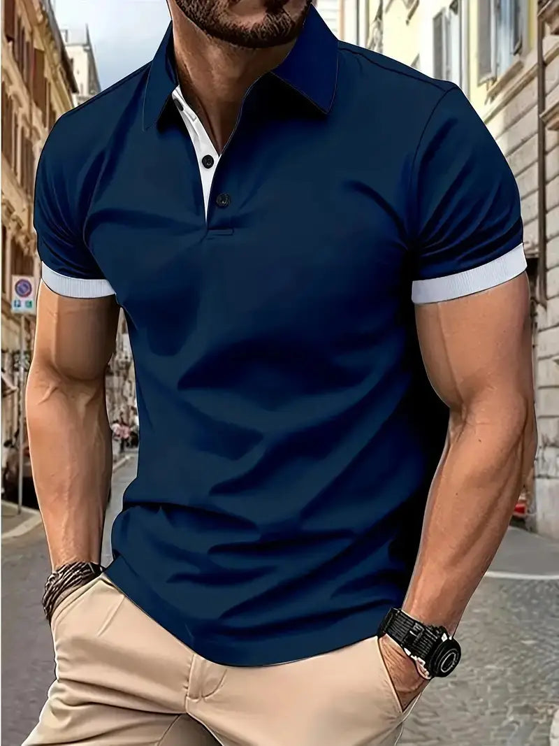 Kontrastiertes Herren-Poloshirt in Navyblau mit weißem Kragen und Ärmelmanschetten aus weichem, atmungsaktivem Stoff, ideal für den Casual- und Semi-Formal-Bereich.