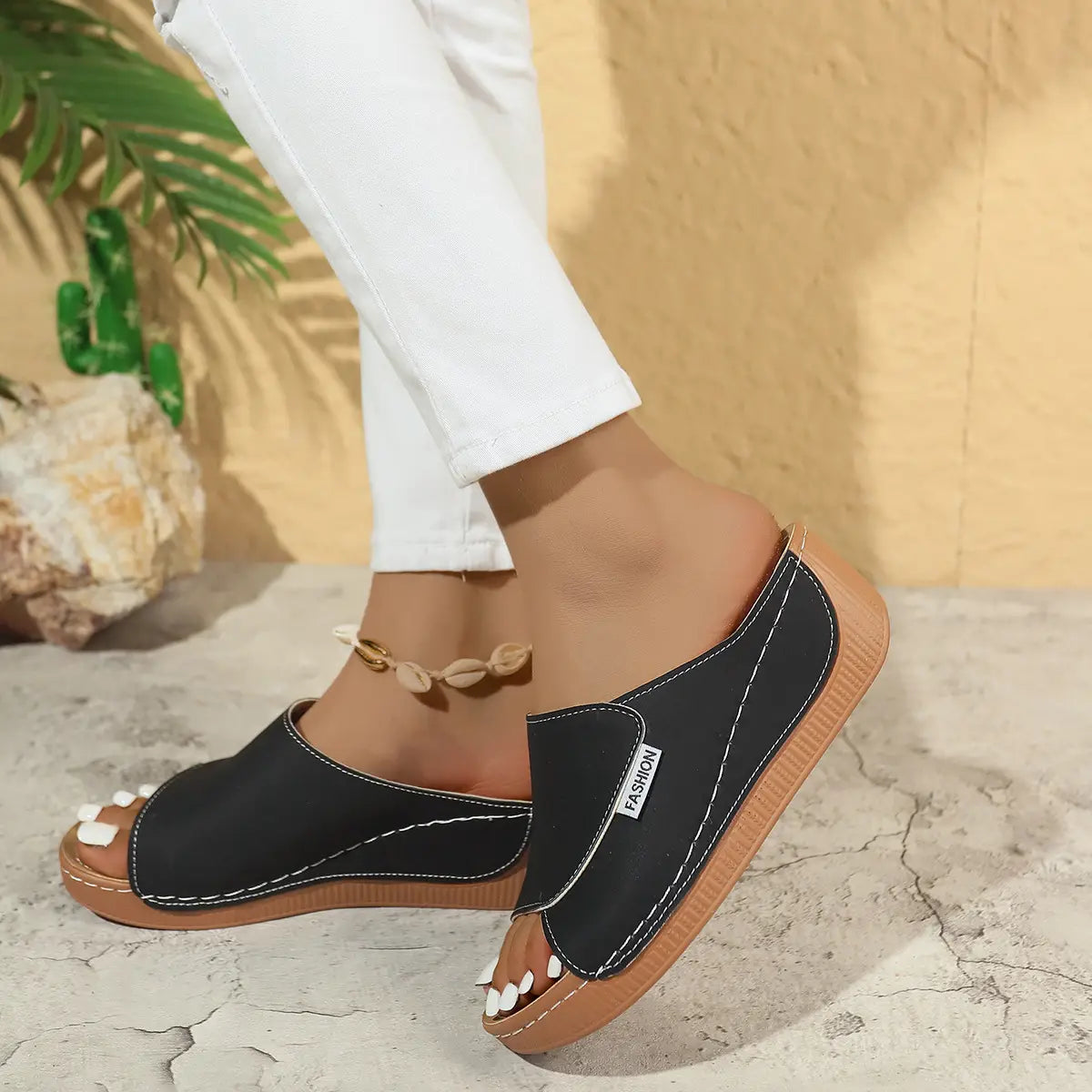 Sandales d’été à plateforme compensée à bride glissante pour femmes en cuir noir avec des semelles camel et des coutures blanches