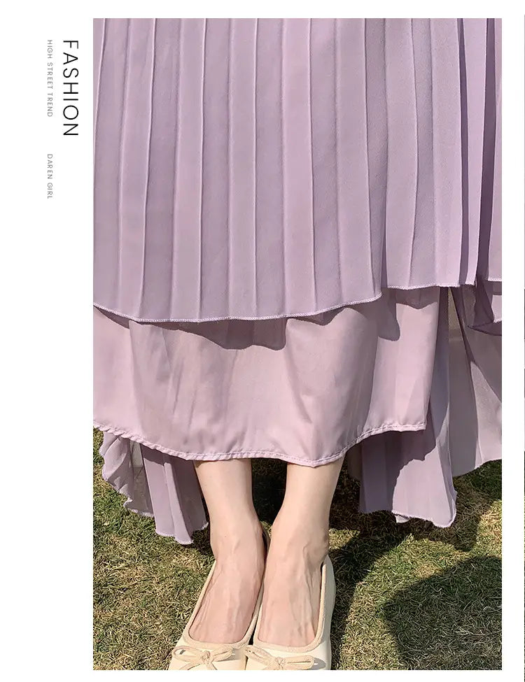 Ein lavendelfarbener Chiffon-Plissee-Maxirock für Damen mit mehrlagigem Volant-Saum.