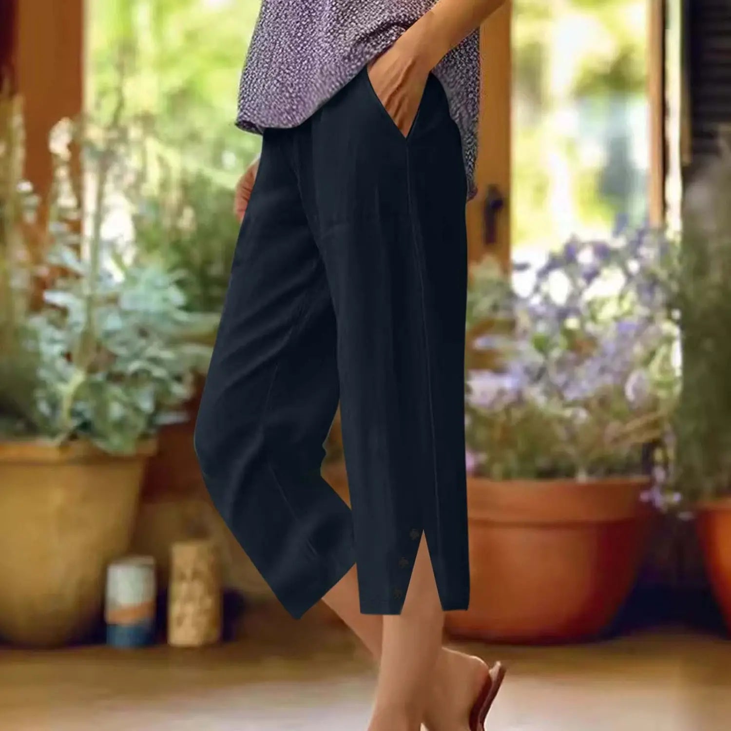 Pantalons capri amples en coton noir pour femmes à jambes larges, coupe décontractée, détails de fente en bas avec poches.