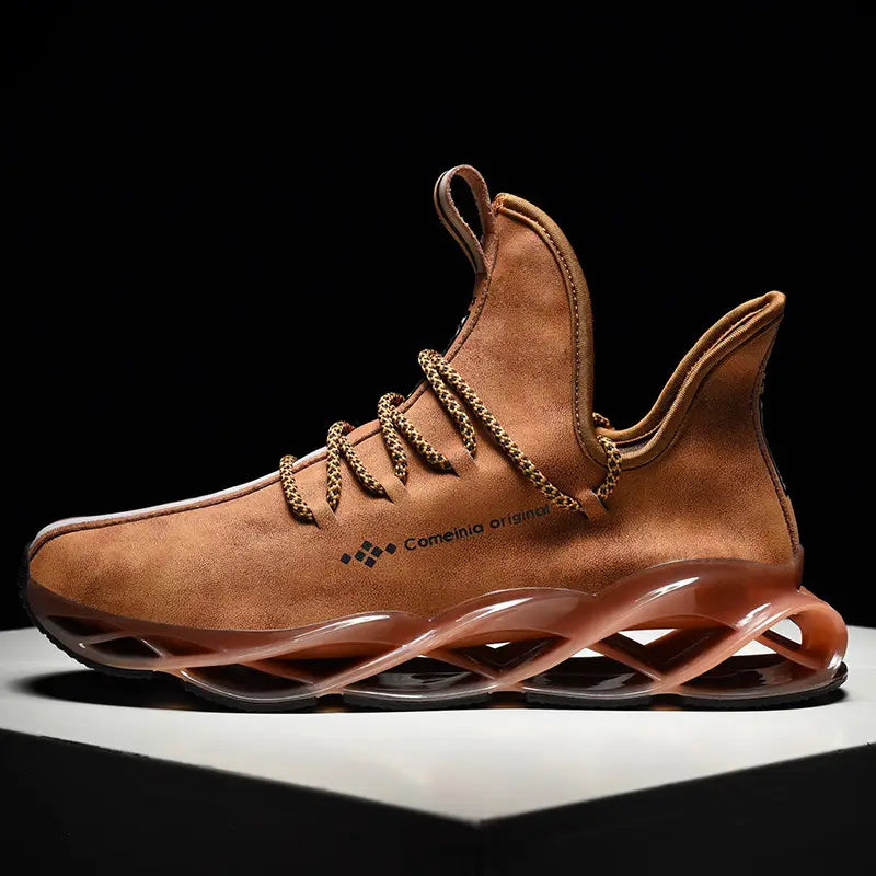 Lederschuhe für Wanderungen im Fashion-Stil, Sneakers mit braunem Wildleder-High-Top-Design, roten Akzenten, transparenter wellenförmiger Gummisohle und goldfarbenen Ketten-Schnürsenkeln.