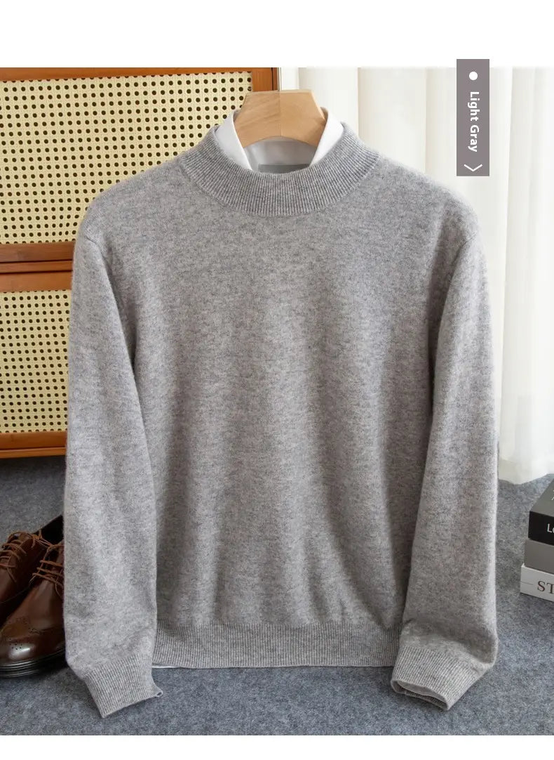 Hellgrauer Wollstrickpullover für Herren mit Halbkragen sowie weicher gerippter Rundhalslinie und Bündchen für den Wintereinsatz.