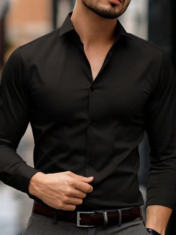 Herren-Oberhemd mit langen Ärmeln aus einfarbigem Stoff in Schwarz mit klassischem Kragen und Knopfleiste.