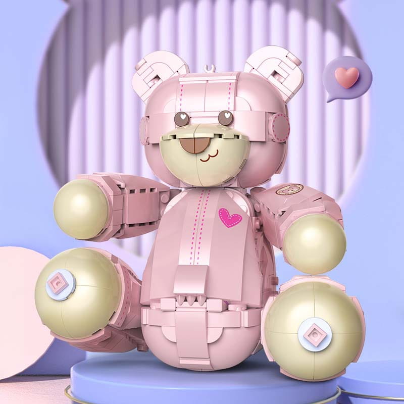 Rosa roboterartiger Teddybär aus 730 ineinandergreifenden Kunststoff-Bausteinen gefertigt, mit beigen kugelförmigen Gliedmaßen und einem kleinen pinken Herz-Emblem auf seiner Brust.