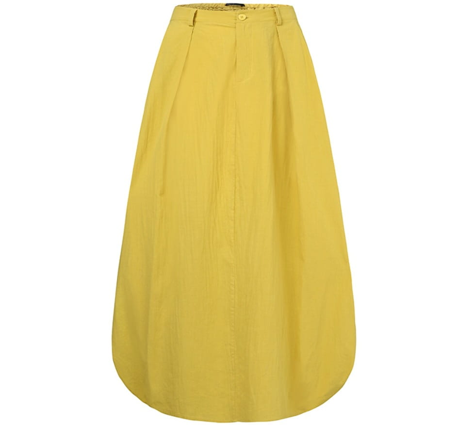 Une jupe midi plissée en satin jaune vif, taille haute, avec fermeture par boutons à la taille.