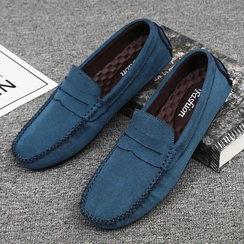 Mocassins en daim bleu cousus à la main, présentant une lanière en cuir cousue sur l’avant-pied et une doublure en brun foncé, chaussures en velours confectionnées à la main.