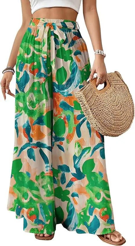 Pantalon évasé à imprimé floral pour femmes, présentant un design de jupe longue maxi fluide avec un motif abstrait de feuilles éclatant en vert, bleu et orange sur un fond beige clair.
