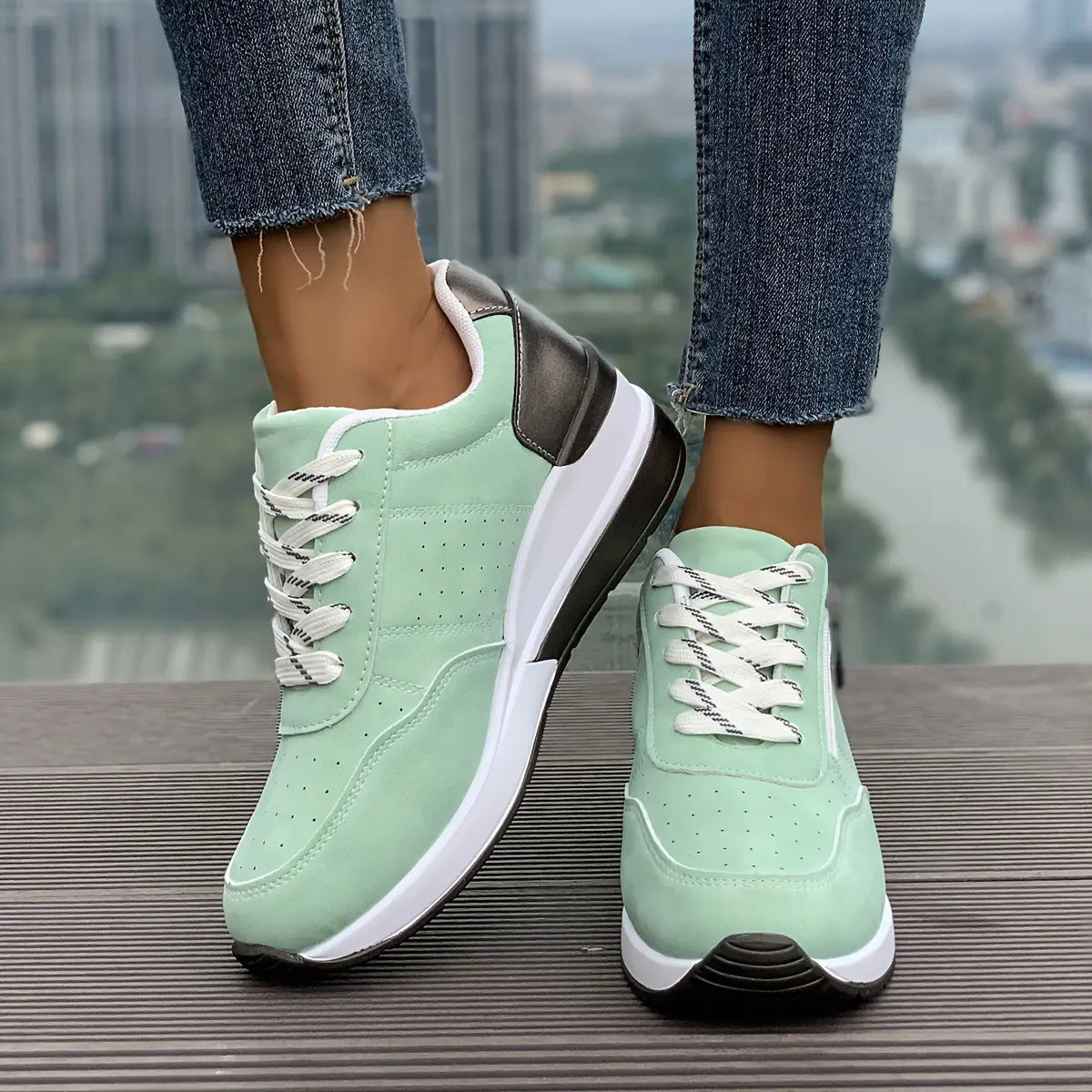 Baskets à plateforme pour femmes vert menthe et noir, avec lacets blancs et semelle épaisse en cuir synthétique pour un port décontracté.