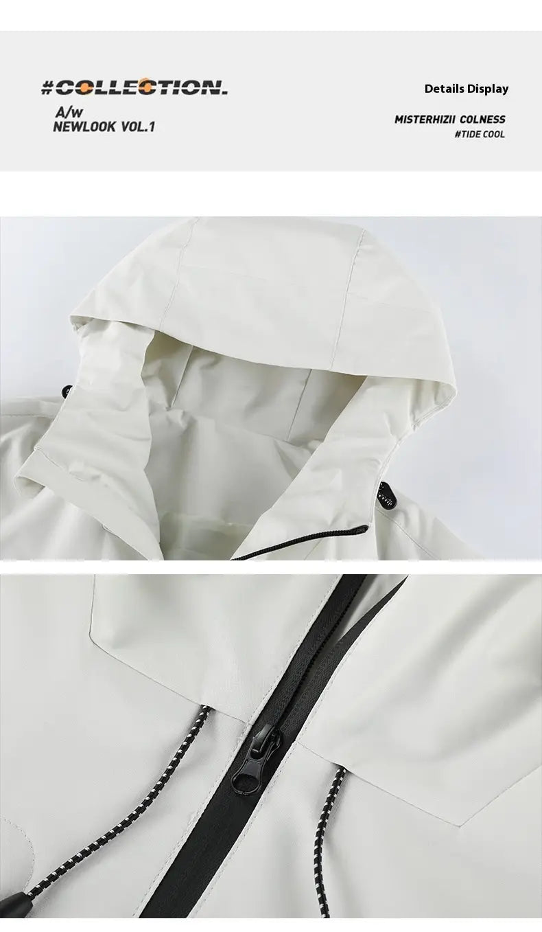 Weiße taktische Kapuzen-Shelljacke mit schwarzem Reißverschluss und Kordelzügen, mit Ärmelpatch-Details.