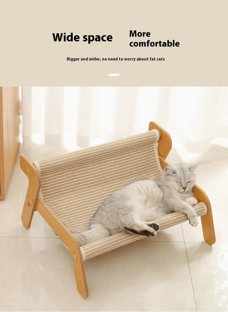 Nido cama tipo sillón reclinable de ratán con tabla de rascado para gatos con estructura de madera color claro, con una superficie de cuerda beige trenzada diseñada para la comodidad y un espacio amplio.