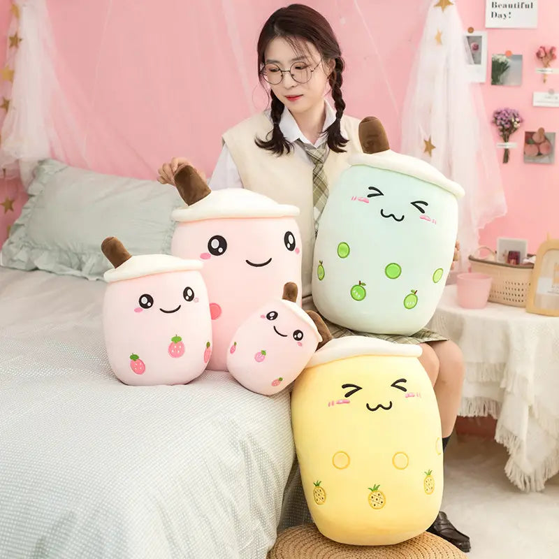 coussins moelleux et doux sur le thème du thé aux perles boba, en rose pastel, vert menthe et jaune, avec des motifs de fruits brodés et des visages souriants pour une collection d’accessoires en forme de lait de thé aux fruits kawaii