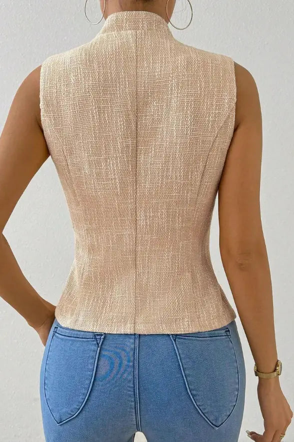 Beige Jacquard-Anzugsweste, ärmelloser Blazer, mit hohem Halsausschnitt und maßgeschneidertem Sitz aus gewebter, strukturierter Qualität.