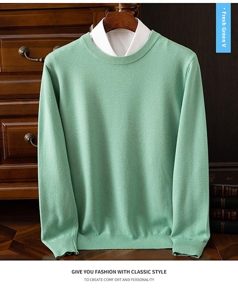 Suéter tipo pulóver de cuello redondo acanalado para hombre en verde fresco, con textura de punto suave y puños acanalados sutiles.