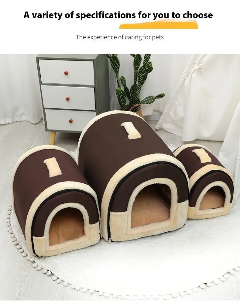 Cama portátil para mascotas de felpa de color marrón y crema, con un diseño suave tipo túnel, adecuada para gatos y perros.
